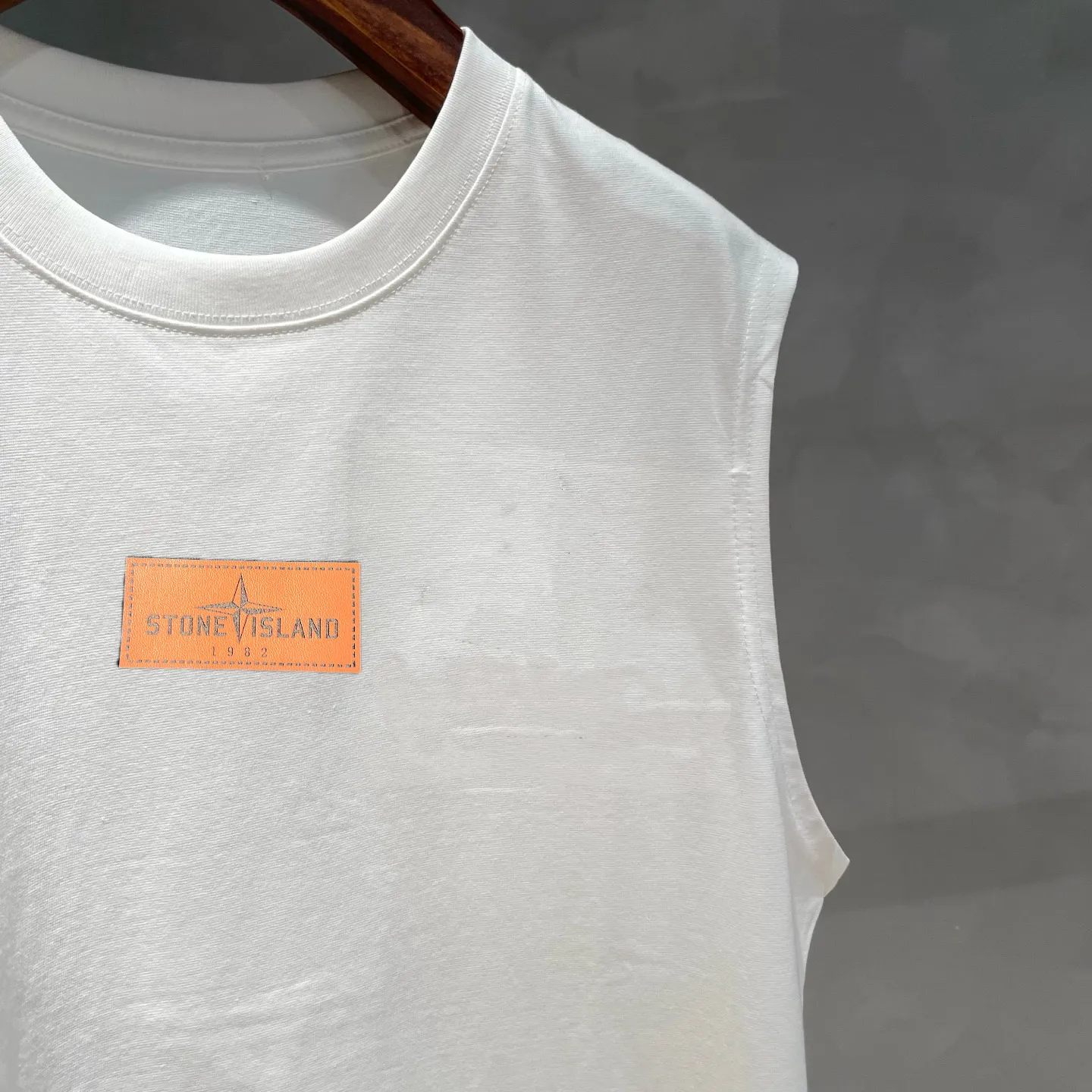 P150 Stone Island new summer sleeveless vest is now online👏! The iconic brand leather logo on the chest is simple and elegant😍! 220g pure cotton fabric, comfortable and breathable👍. It’s simply a must-have item for summer✨! Color: black, white Size: S～XL. Please report your height and weight when placing an order in the loose version